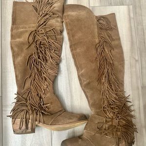 Fun and stylish fringe boots, size 9.5, great condition.